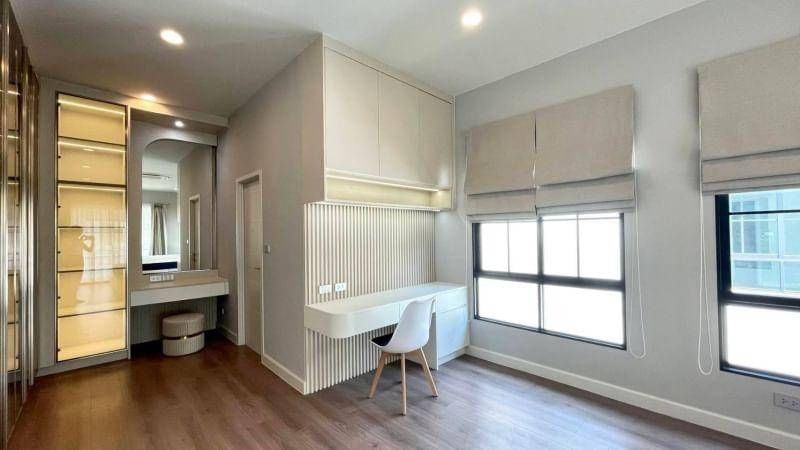 Luxurious eco-friendly 4-bedroom house at Setthasiri Bangna Suvarnabhumi for rent. 247 sqm, solar rooftop, EV charger. Rent 120,000 THB/month.