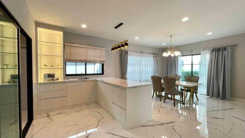 Luxurious eco-friendly 4-bedroom house at Setthasiri Bangna Suvarnabhumi for rent. 247 sqm, solar rooftop, EV charger. Rent 120,000 THB/month.
