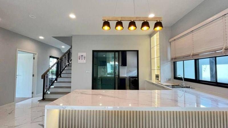 Luxurious eco-friendly 4-bedroom house at Setthasiri Bangna Suvarnabhumi for rent. 247 sqm, solar rooftop, EV charger. Rent 120,000 THB/month.