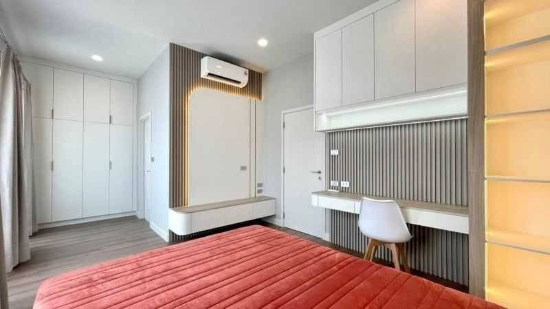 Luxurious eco-friendly 4-bedroom house at Setthasiri Bangna Suvarnabhumi for rent. 247 sqm, solar rooftop, EV charger. Rent 120,000 THB/month.