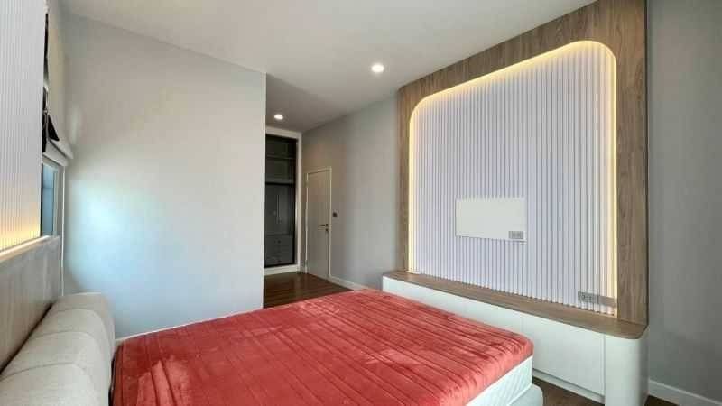 Luxurious eco-friendly 4-bedroom house at Setthasiri Bangna Suvarnabhumi for rent. 247 sqm, solar rooftop, EV charger. Rent 120,000 THB/month.