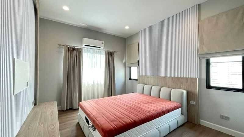 Luxurious eco-friendly 4-bedroom house at Setthasiri Bangna Suvarnabhumi for rent. 247 sqm, solar rooftop, EV charger. Rent 120,000 THB/month.