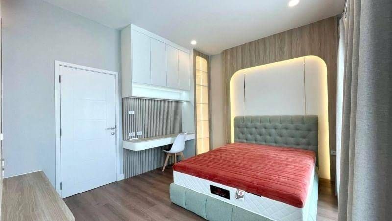 Luxurious eco-friendly 4-bedroom house at Setthasiri Bangna Suvarnabhumi for rent. 247 sqm, solar rooftop, EV charger. Rent 120,000 THB/month.