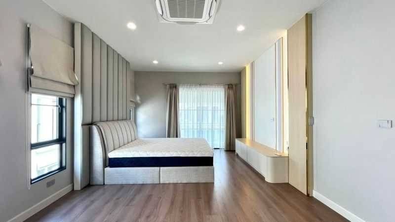 Luxurious eco-friendly 4-bedroom house at Setthasiri Bangna Suvarnabhumi for rent. 247 sqm, solar rooftop, EV charger. Rent 120,000 THB/month.