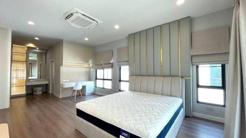 Luxurious eco-friendly 4-bedroom house at Setthasiri Bangna Suvarnabhumi for rent. 247 sqm, solar rooftop, EV charger. Rent 120,000 THB/month.