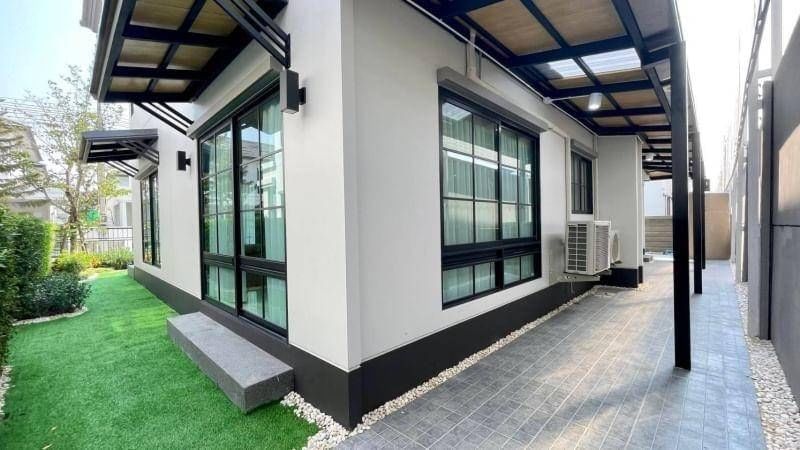 Luxurious eco-friendly 4-bedroom house at Setthasiri Bangna Suvarnabhumi for rent. 247 sqm, solar rooftop, EV charger. Rent 120,000 THB/month.