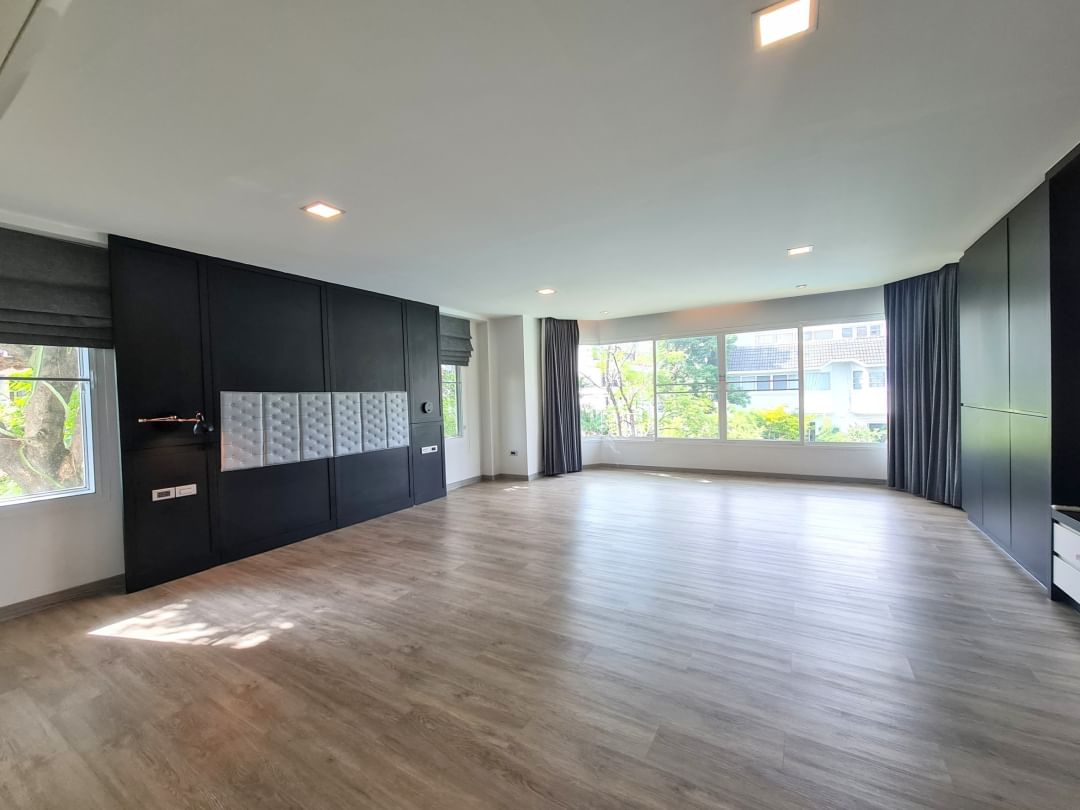 3-Bed 6-Bath Townhome Thonglor 650 sqm For Sale 42M THB