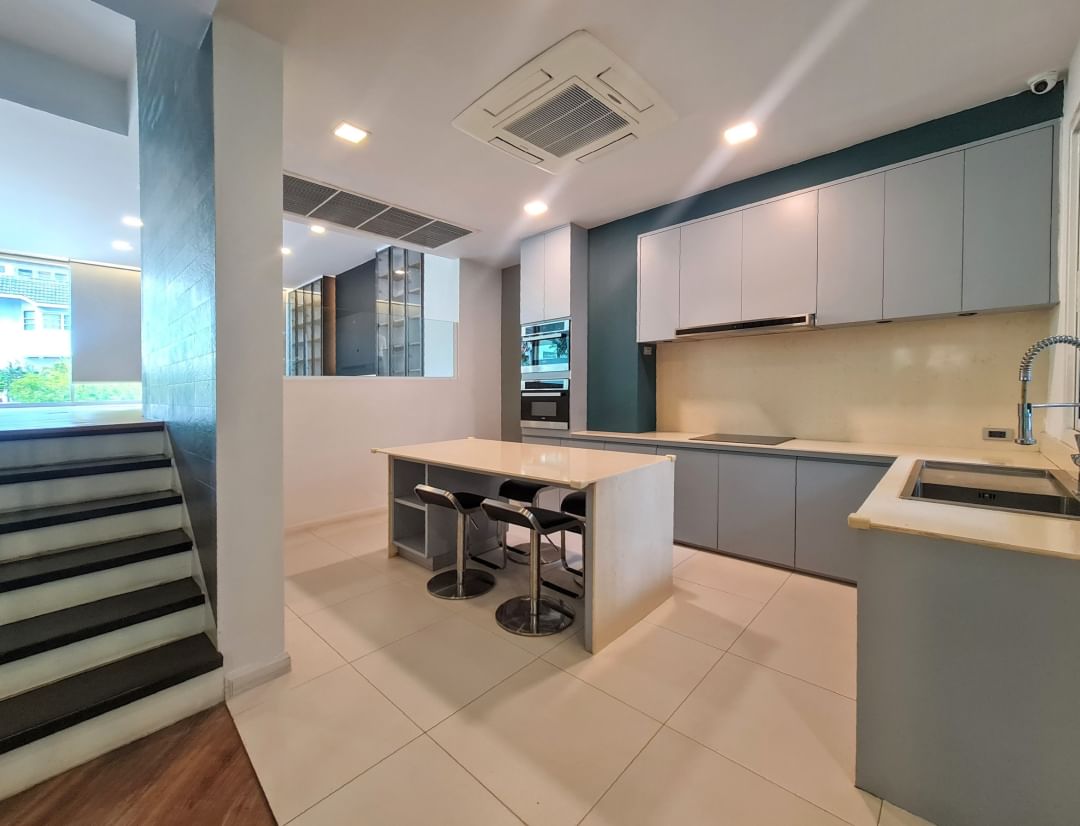 3-Bed 6-Bath Townhome Thonglor 650 sqm For Sale 42M THB