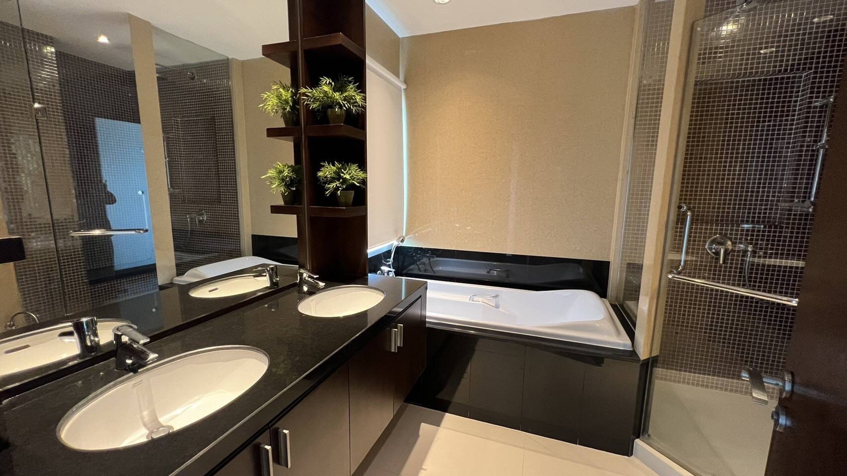 3-Bed, 4-Bath, 220 sqm Condo for Rent at Royal Residence Park, Pathum Wan – Luxurious Living Near MRT Lumpini, ฿140,000/month