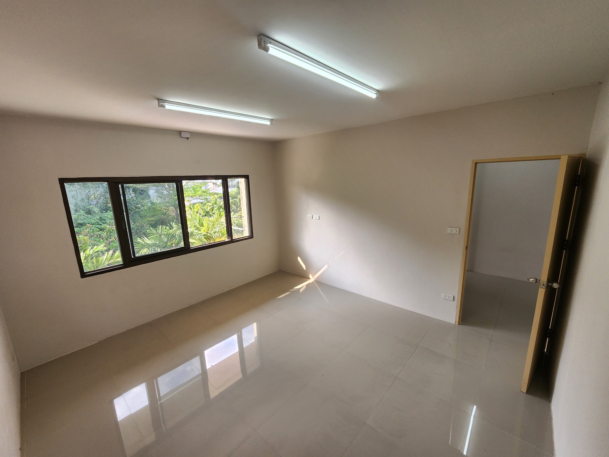 4 BR, 3 BTH Townhome, 200 SQM, THB 39,000/Month – Soi Ladprao 84, Near MRT Lat Phrao 71 – Spacious Rental in Wang Thonglang, Bangkok