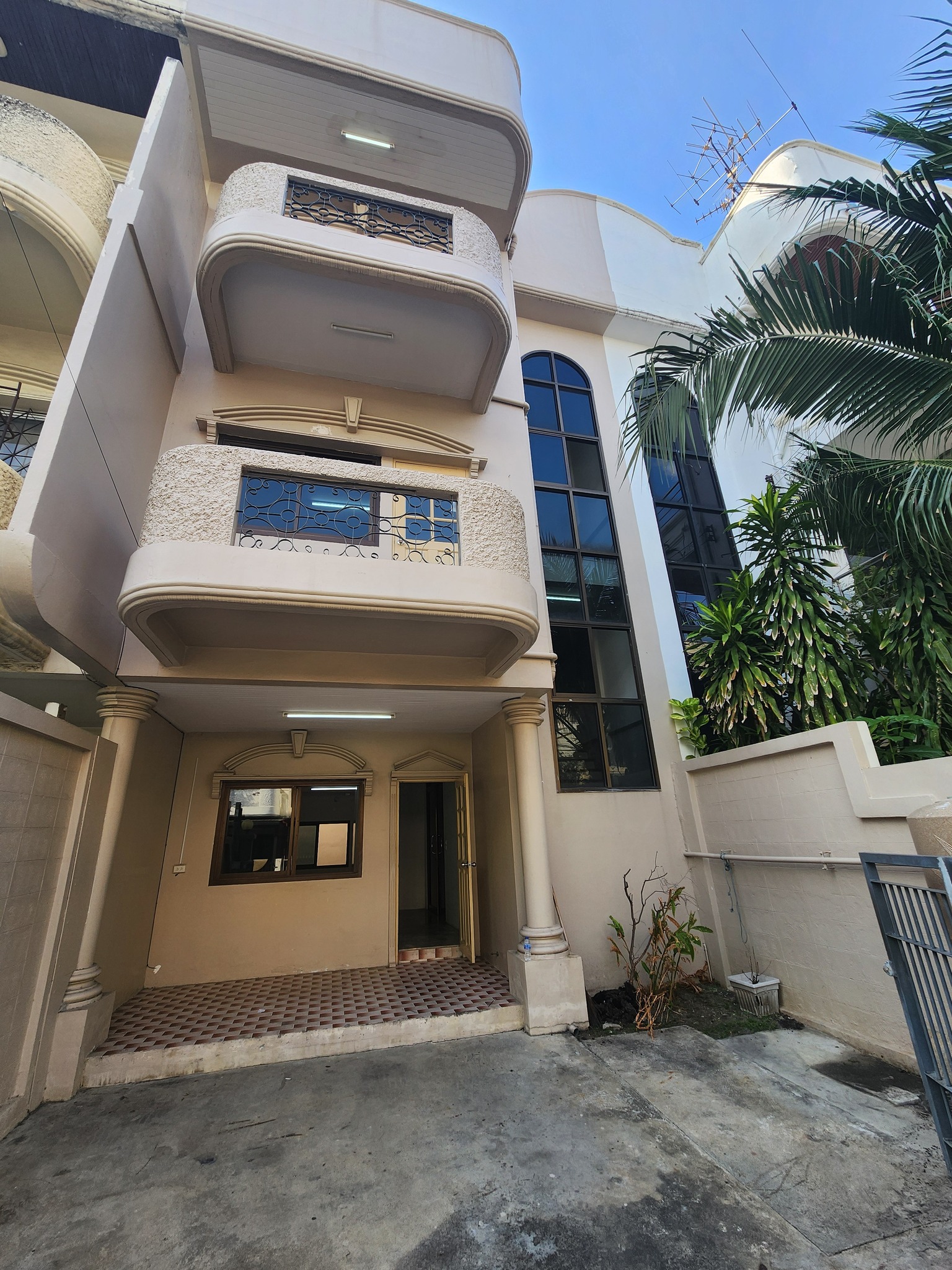 4 BR, 3 BTH Townhome, 200 SQM, THB 39,000/Month – Soi Ladprao 84, Near MRT Lat Phrao 71 – Spacious Rental in Wang Thonglang, Bangkok