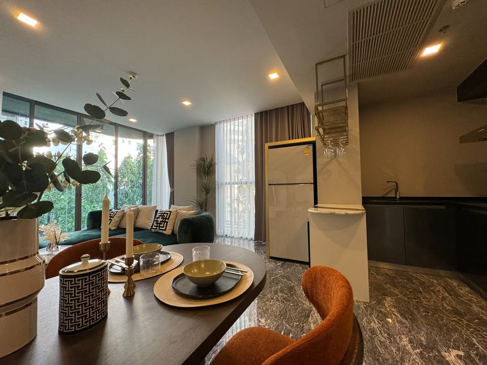 Luxurious 2-bedroom condo for rent at Ashton Residence Sukhumvit 41. Fully furnished, pet-friendly, 90 sqm, near BTS Phrom Phong. Rent 85,000 THB/month.