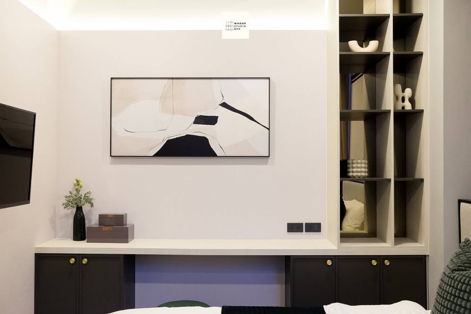 Luxurious 2-bedroom condo for rent at Ashton Residence Sukhumvit 41. Fully furnished, pet-friendly, 90 sqm, near BTS Phrom Phong. Rent 85,000 THB/month.