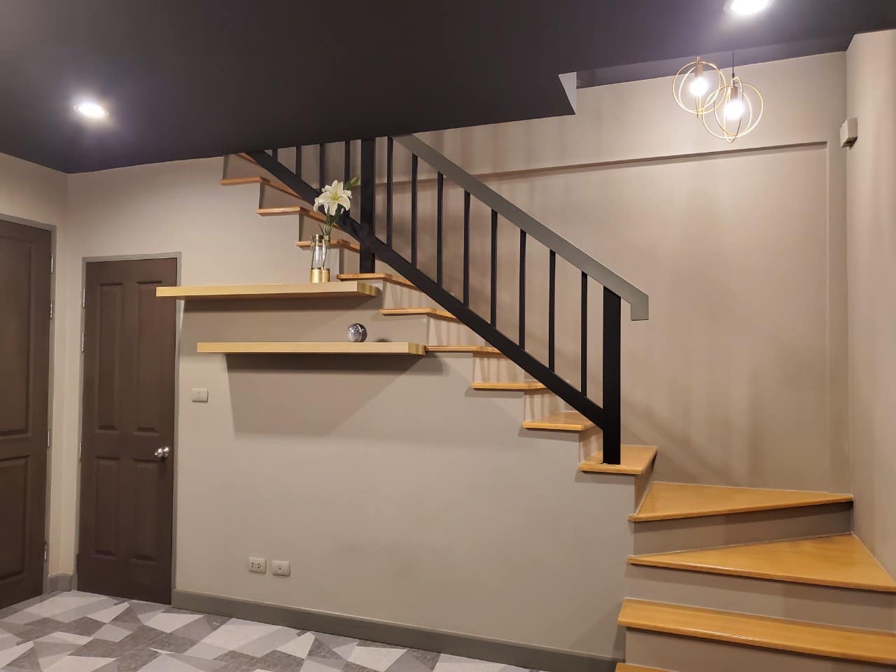 Spacious 3-bedroom, 3-bathroom townhouse for rent at Town Plus Huamark. Newly renovated, and conveniently located near ARL Huamark. Rent for 30,000 THB/month!