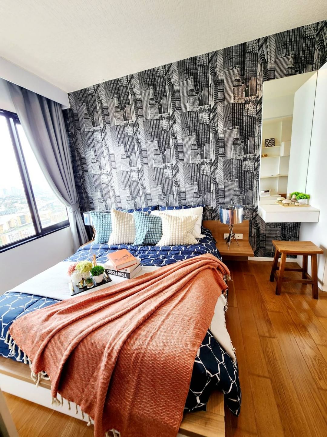 ully furnished 1-bedroom condo at Blocs 77, 42 sqm on 28th floor. Prime Sukhumvit 77 location near BTS On Nut. Rent: 20k THB/month, Sale: 4.5M THB.