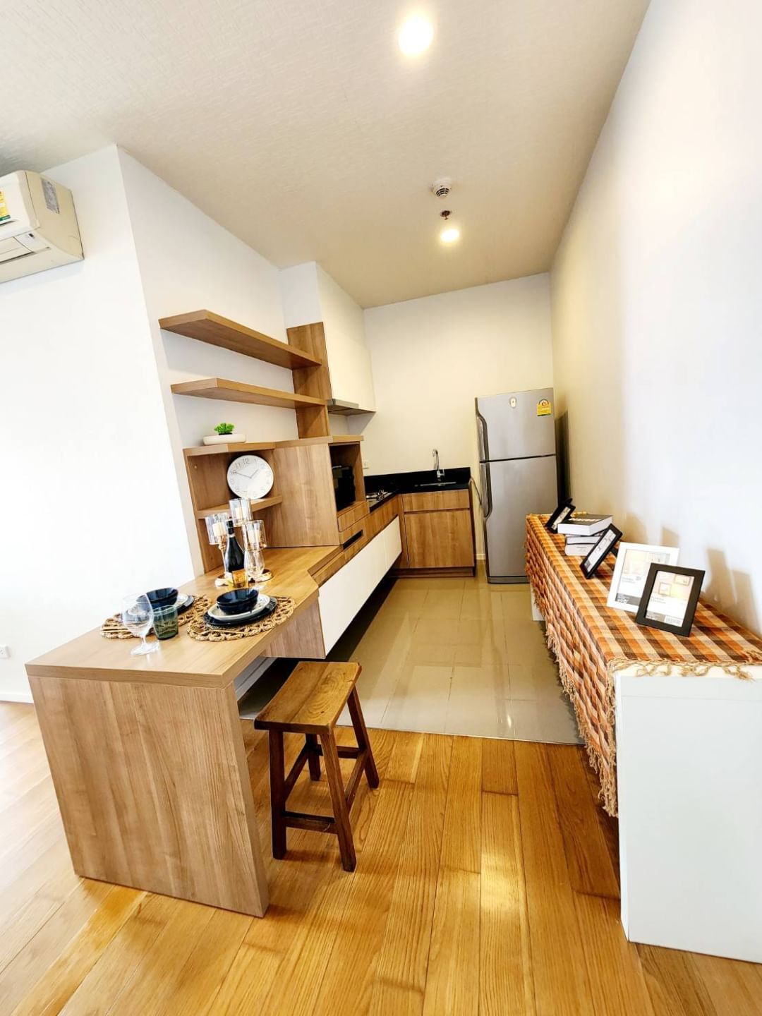 ully furnished 1-bedroom condo at Blocs 77, 42 sqm on 28th floor. Prime Sukhumvit 77 location near BTS On Nut. Rent: 20k THB/month, Sale: 4.5M THB.
