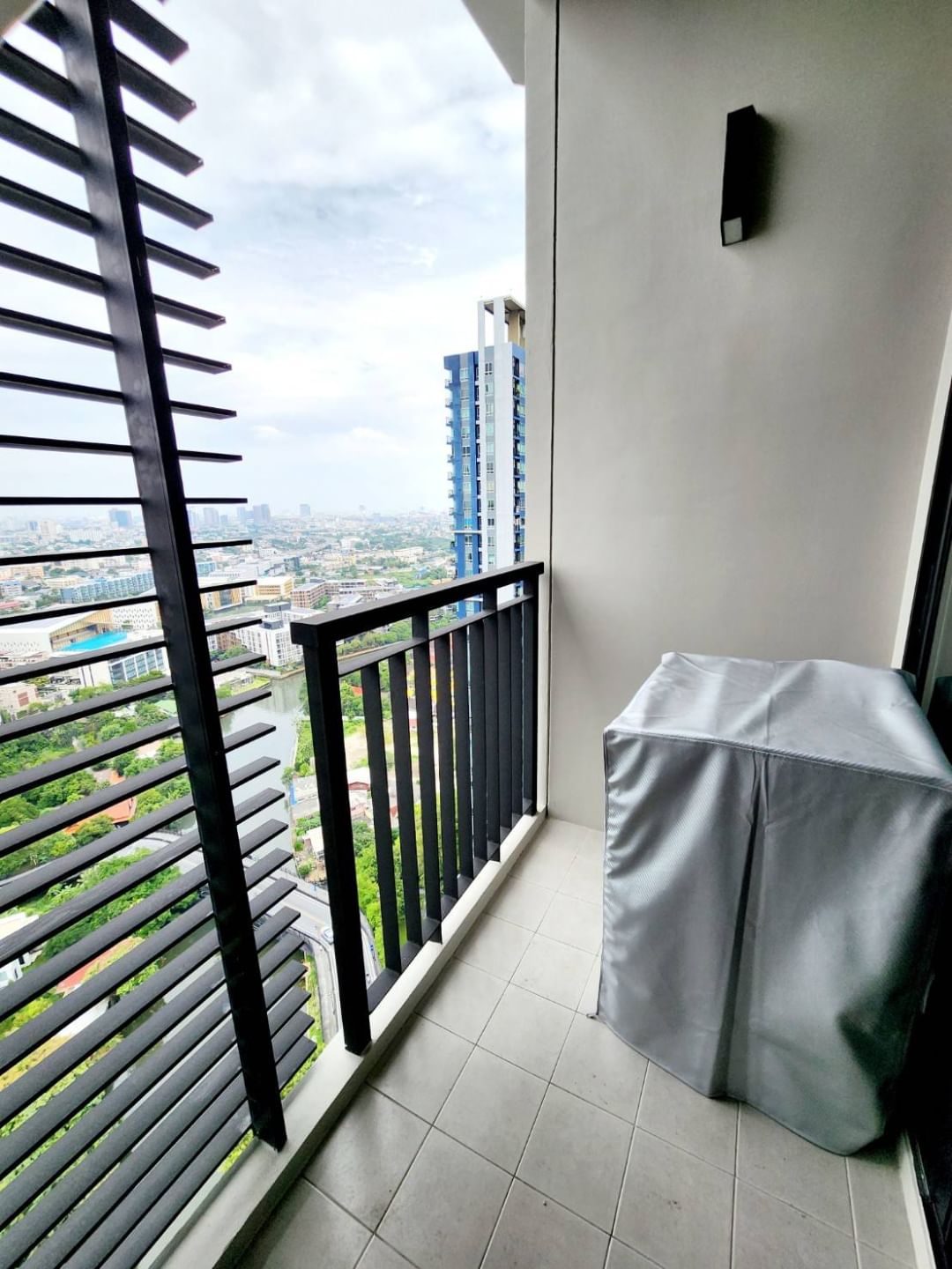 ully furnished 1-bedroom condo at Blocs 77, 42 sqm on 28th floor. Prime Sukhumvit 77 location near BTS On Nut. Rent: 20k THB/month, Sale: 4.5M THB.