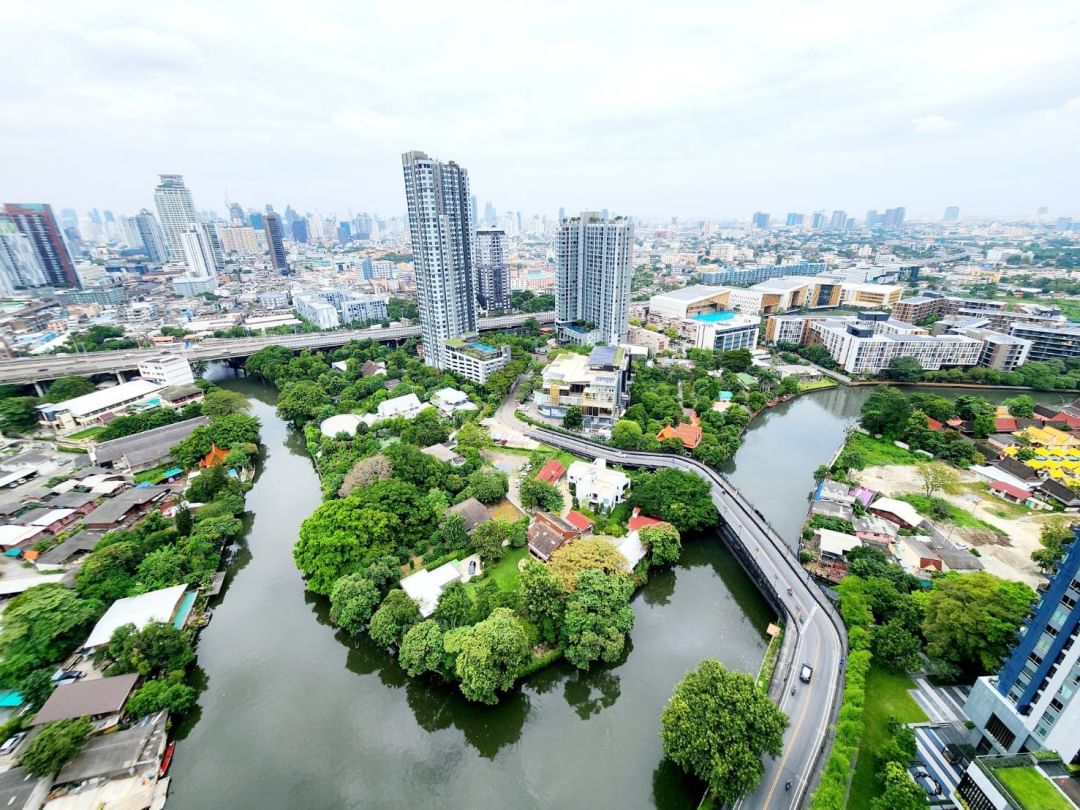 ully furnished 1-bedroom condo at Blocs 77, 42 sqm on 28th floor. Prime Sukhumvit 77 location near BTS On Nut. Rent: 20k THB/month, Sale: 4.5M THB.