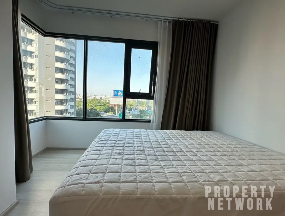 Modern 1-Bedroom Condo at Life One Wireless near BTS Phloen Chit. 38 sqm, fully furnished, with pool, gym, and sauna. 29,000 THB/month.