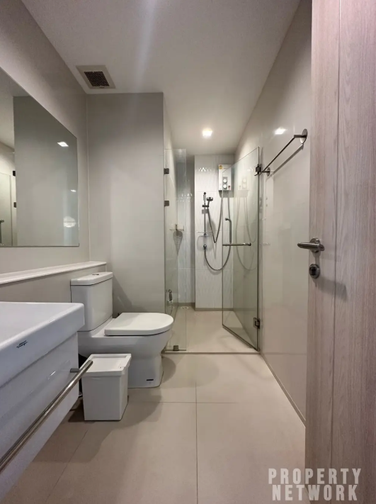 Modern 1-Bedroom Condo at Life One Wireless near BTS Phloen Chit. 38 sqm, fully furnished, with pool, gym, and sauna. 29,000 THB/month.