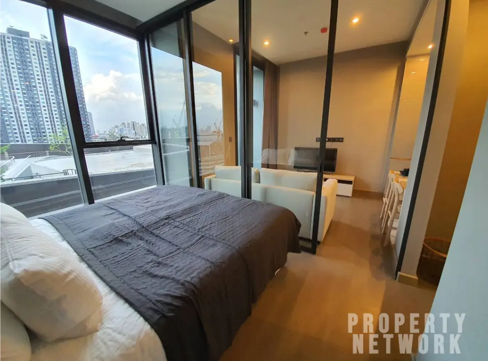Modern 1-BR Condo at The Esse at Singha Complex near MRT Phetchaburi. 36.13 sqm, fully furnished, with pool, gym, and sauna. 32,000 THB/month.