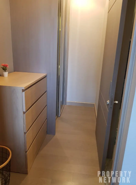 Modern 1-BR Condo at The Esse at Singha Complex near MRT Phetchaburi. 36.13 sqm, fully furnished, with pool, gym, and sauna. 32,000 THB/month.