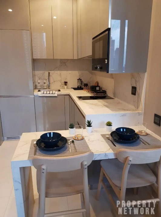 Modern 1-BR Condo at The Esse at Singha Complex near MRT Phetchaburi. 36.13 sqm, fully furnished, with pool, gym, and sauna. 32,000 THB/month.