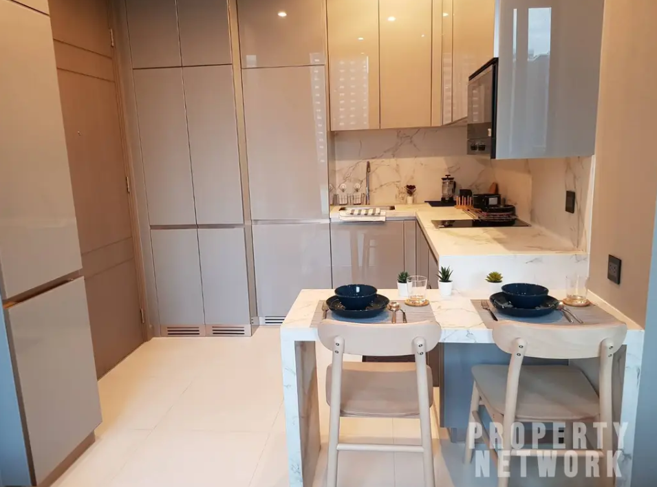 Modern 1-BR Condo at The Esse at Singha Complex near MRT Phetchaburi. 36.13 sqm, fully furnished, with pool, gym, and sauna. 32,000 THB/month.