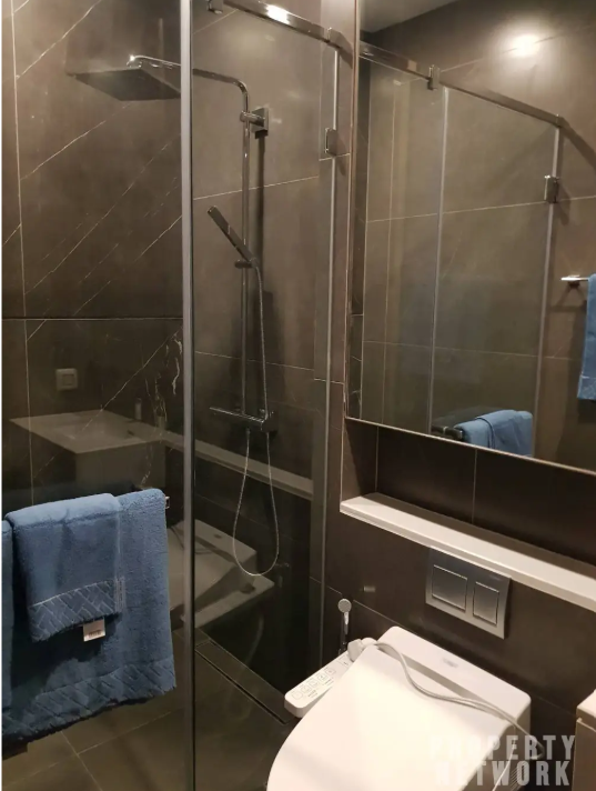 Modern 1-BR Condo at The Esse at Singha Complex near MRT Phetchaburi. 36.13 sqm, fully furnished, with pool, gym, and sauna. 32,000 THB/month.