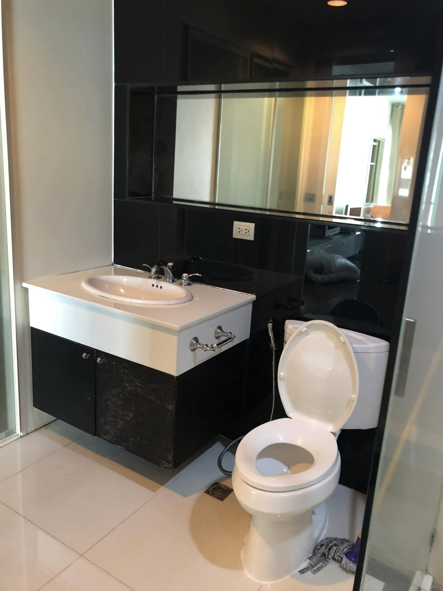Rent a luxurious 1-bedroom condo at The Address Chidlom. Fully furnished, 57 sqm, near BTS Ploenchit, Central Chidlom. Only 38,000 THB/month!
