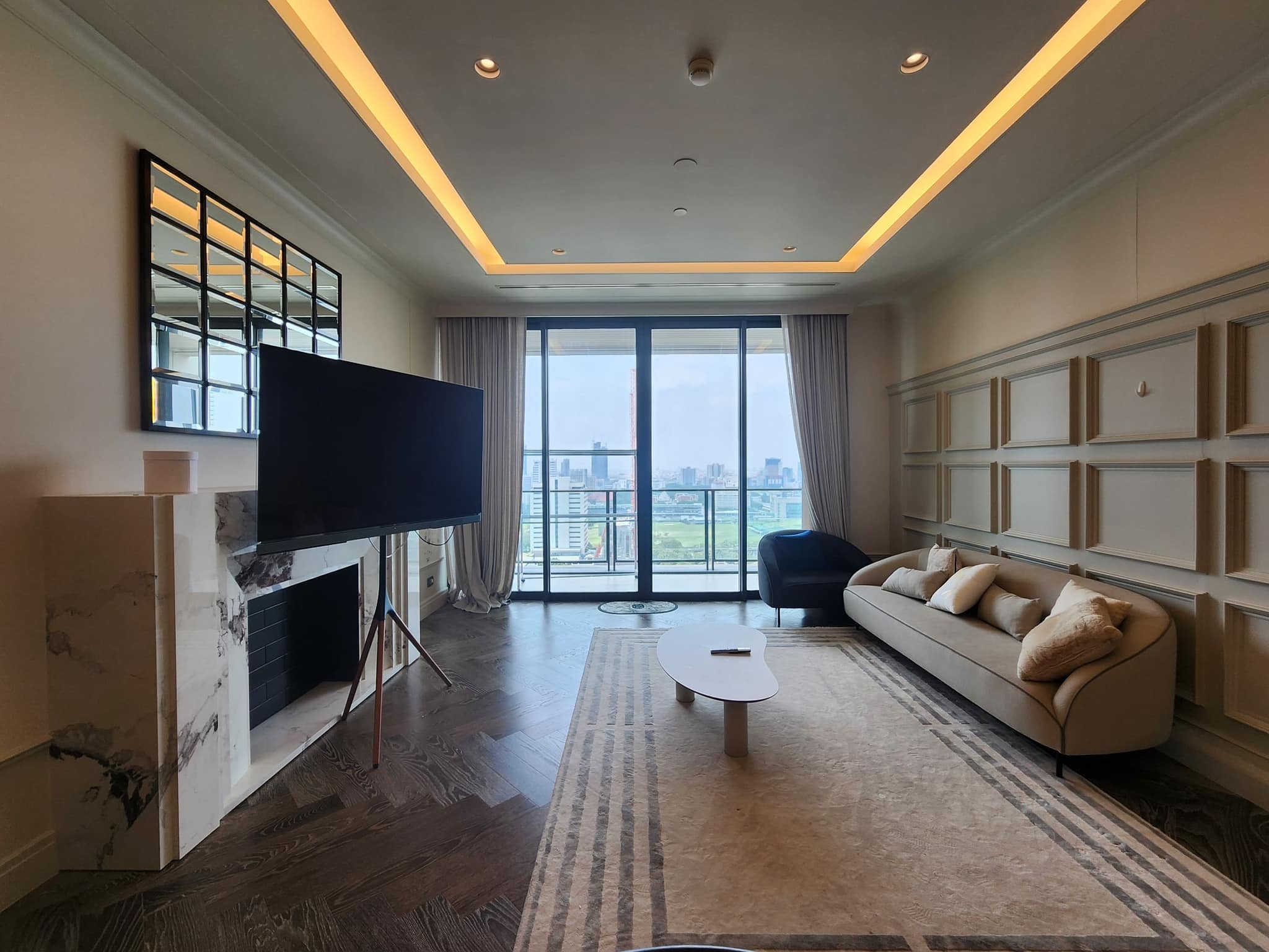 Explore luxury living at The Residences at Sindhorn Kempinski. Stunning 2-bedroom condo, 140 sqm, rime location near Lumpini Park. For sale: 33,000,000 THB
