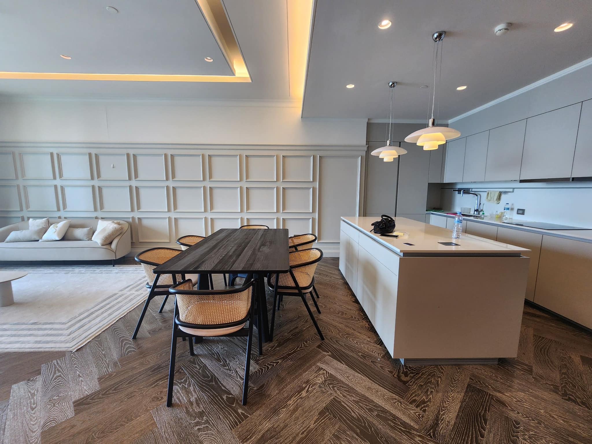 Explore luxury living at The Residences at Sindhorn Kempinski. Stunning 2-bedroom condo, 140 sqm, rime location near Lumpini Park. For sale: 33,000,000 THB
