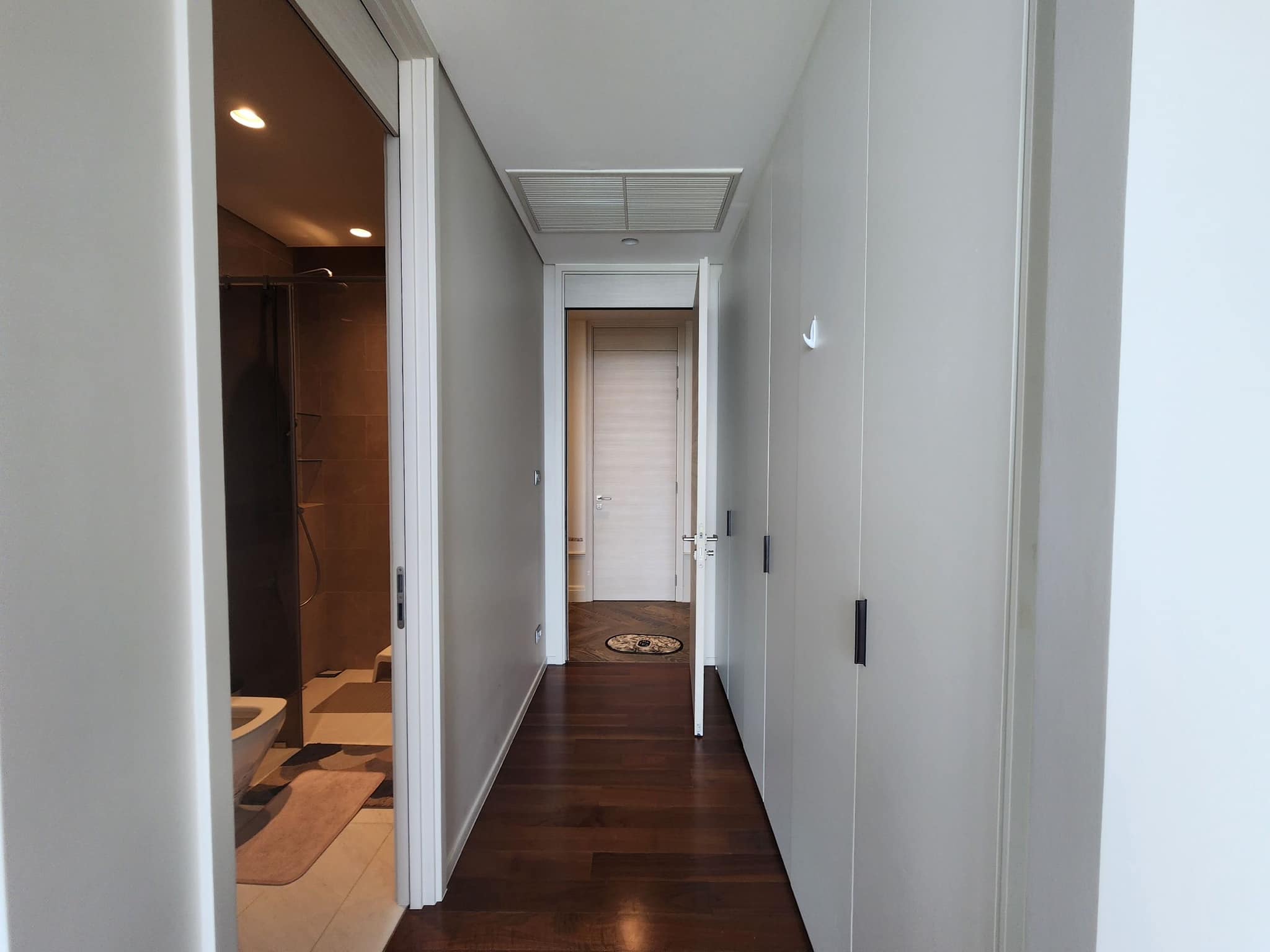 Explore luxury living at The Residences at Sindhorn Kempinski. Stunning 2-bedroom condo, 140 sqm, rime location near Lumpini Park. For sale: 33,000,000 THB