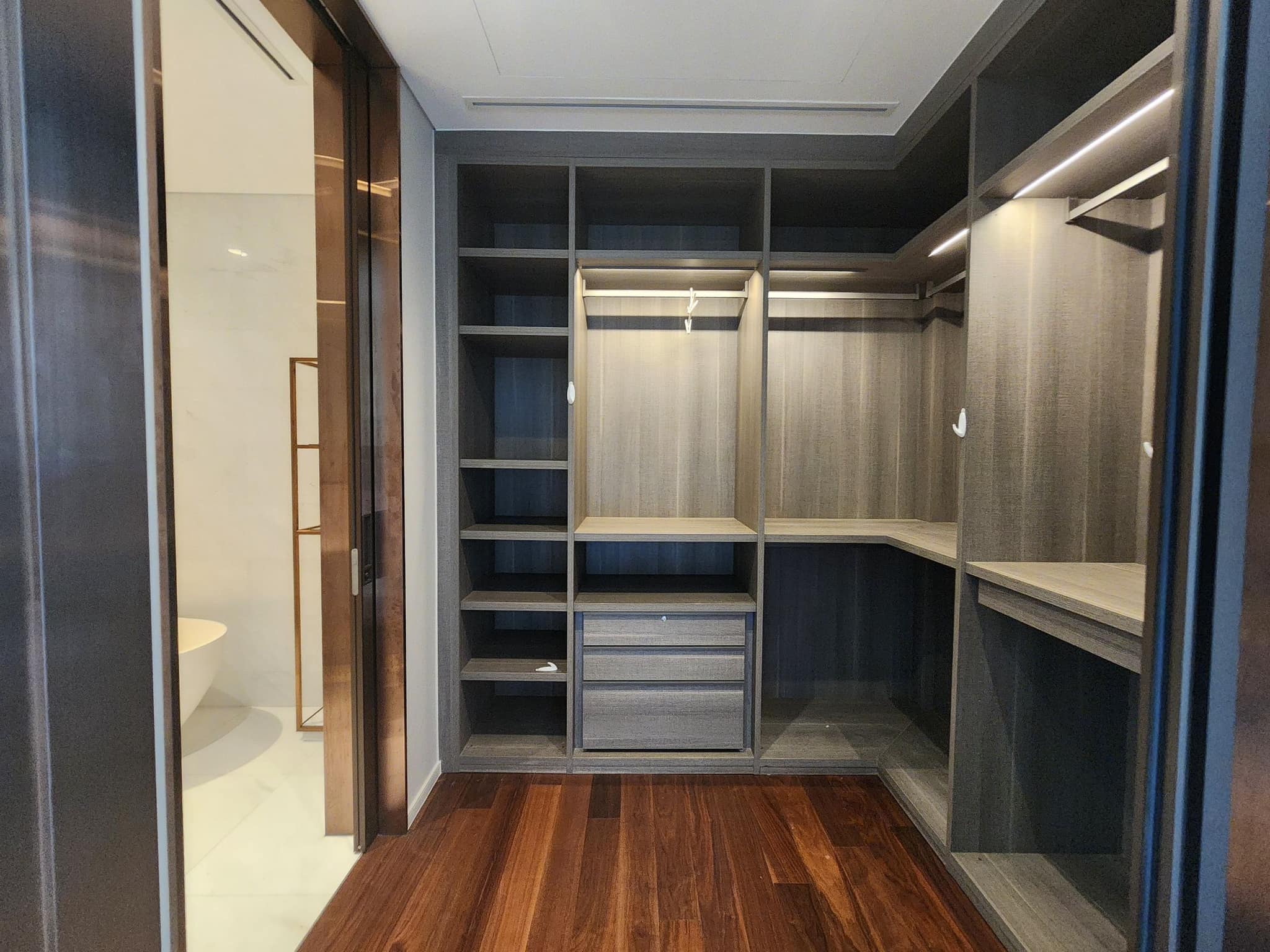 Explore luxury living at The Residences at Sindhorn Kempinski. Stunning 2-bedroom condo, 140 sqm, rime location near Lumpini Park. For sale: 33,000,000 THB