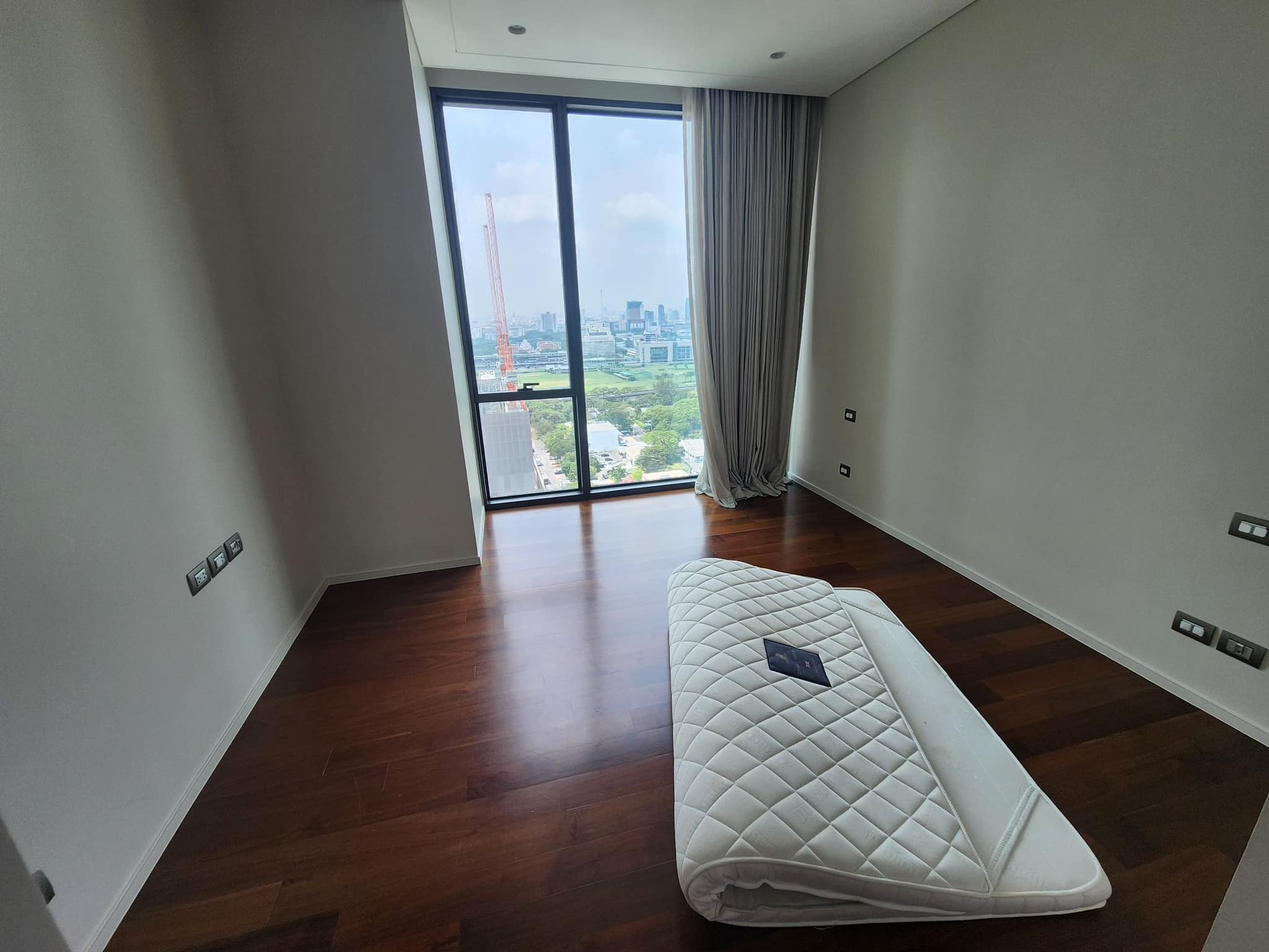 Explore luxury living at The Residences at Sindhorn Kempinski. Stunning 2-bedroom condo, 140 sqm, rime location near Lumpini Park. For sale: 33,000,000 THB