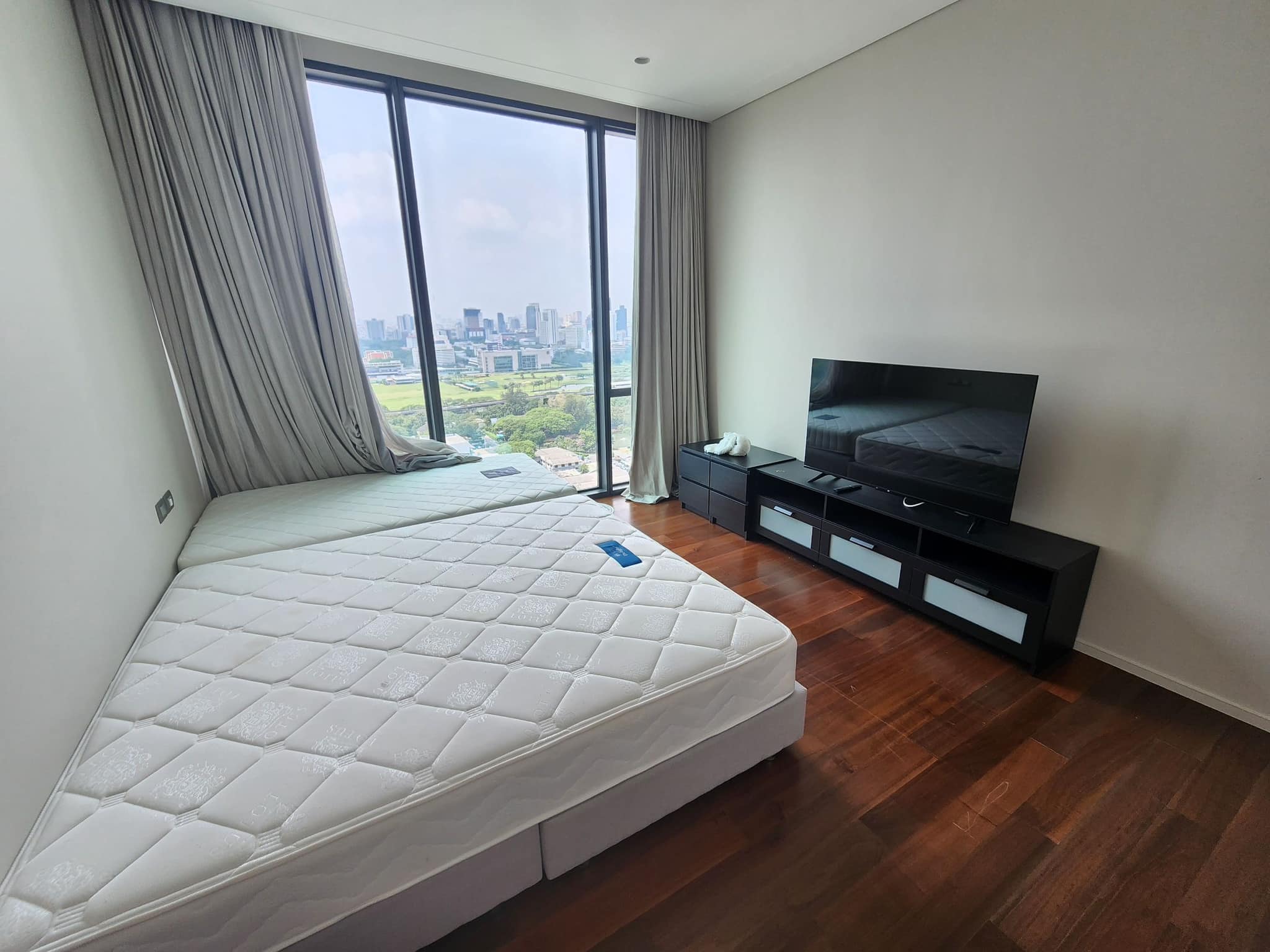 Explore luxury living at The Residences at Sindhorn Kempinski. Stunning 2-bedroom condo, 140 sqm, rime location near Lumpini Park. For sale: 33,000,000 THB