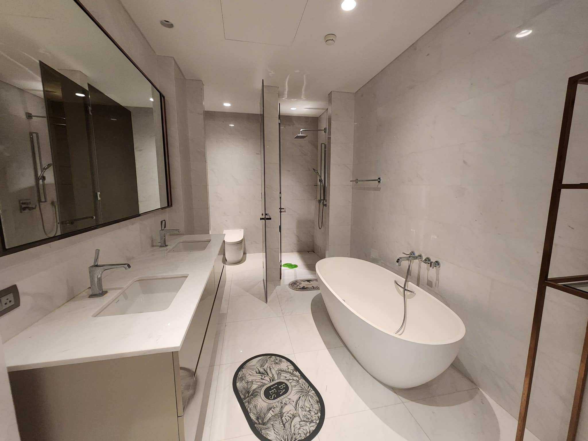 Explore luxury living at The Residences at Sindhorn Kempinski. Stunning 2-bedroom condo, 140 sqm, rime location near Lumpini Park. For sale: 33,000,000 THB