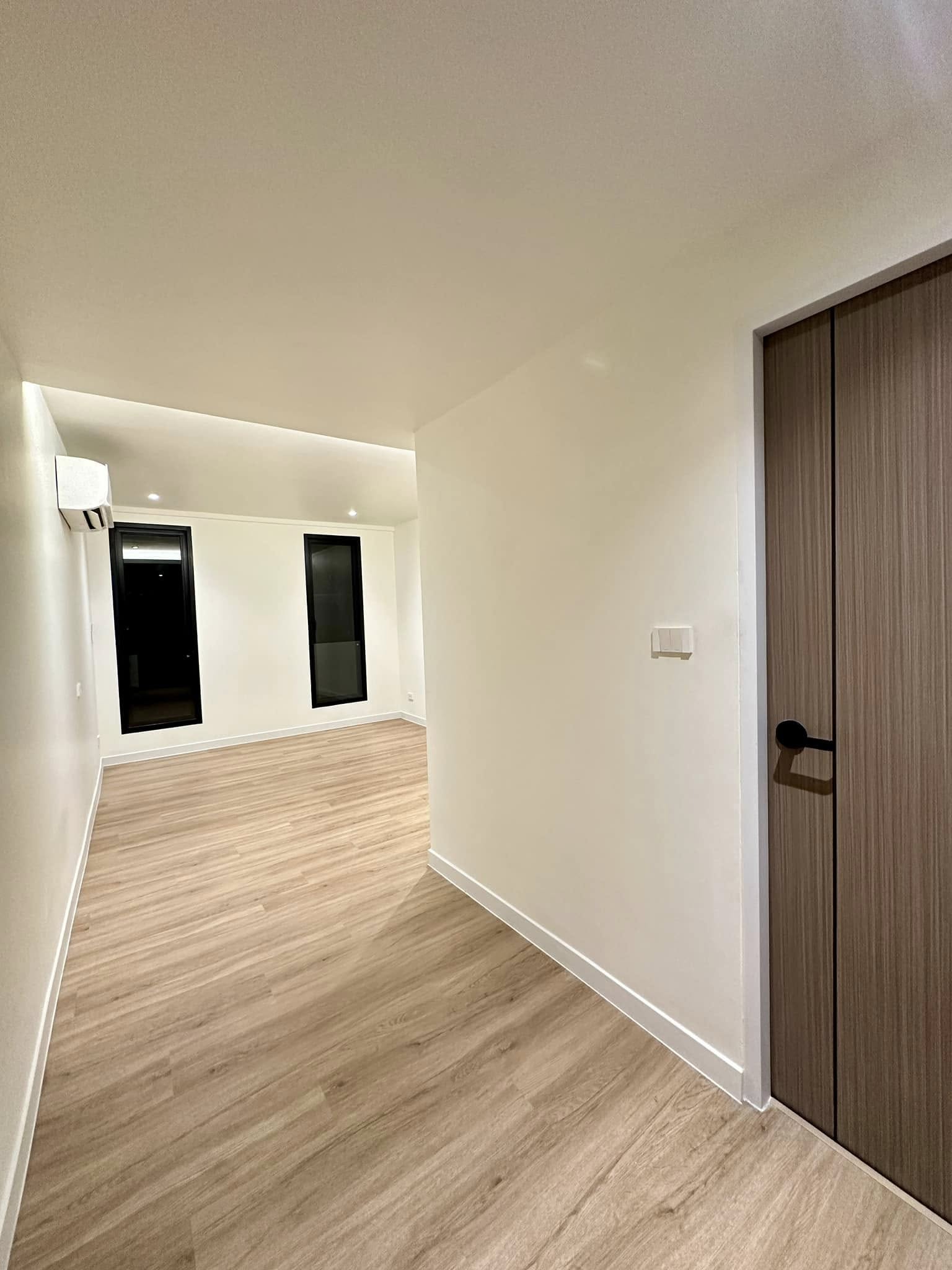 Discover a 3-bedroom townhome for sale in Sukhumvit 71, Bangkok. Features include a master bedroom duplex, double-volume living room. Sale price: 16.59M THB.