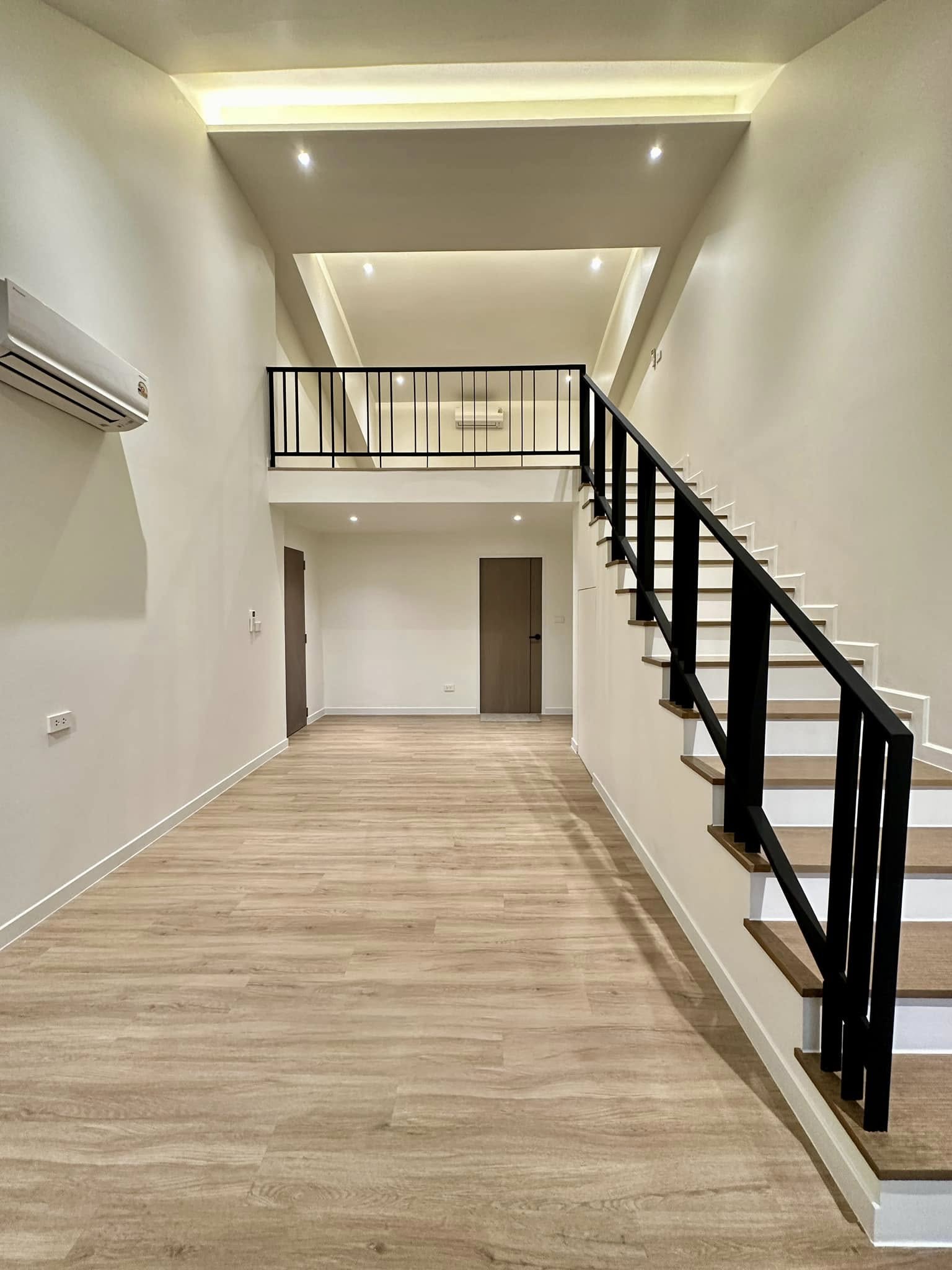 Discover a 3-bedroom townhome for sale in Sukhumvit 71, Bangkok. Features include a master bedroom duplex, double-volume living room. Sale price: 16.59M THB.