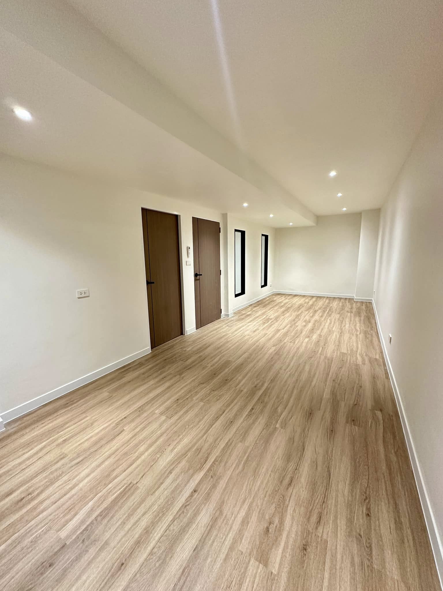 Discover a 3-bedroom townhome for sale in Sukhumvit 71, Bangkok. Features include a master bedroom duplex, double-volume living room. Sale price: 16.59M THB.