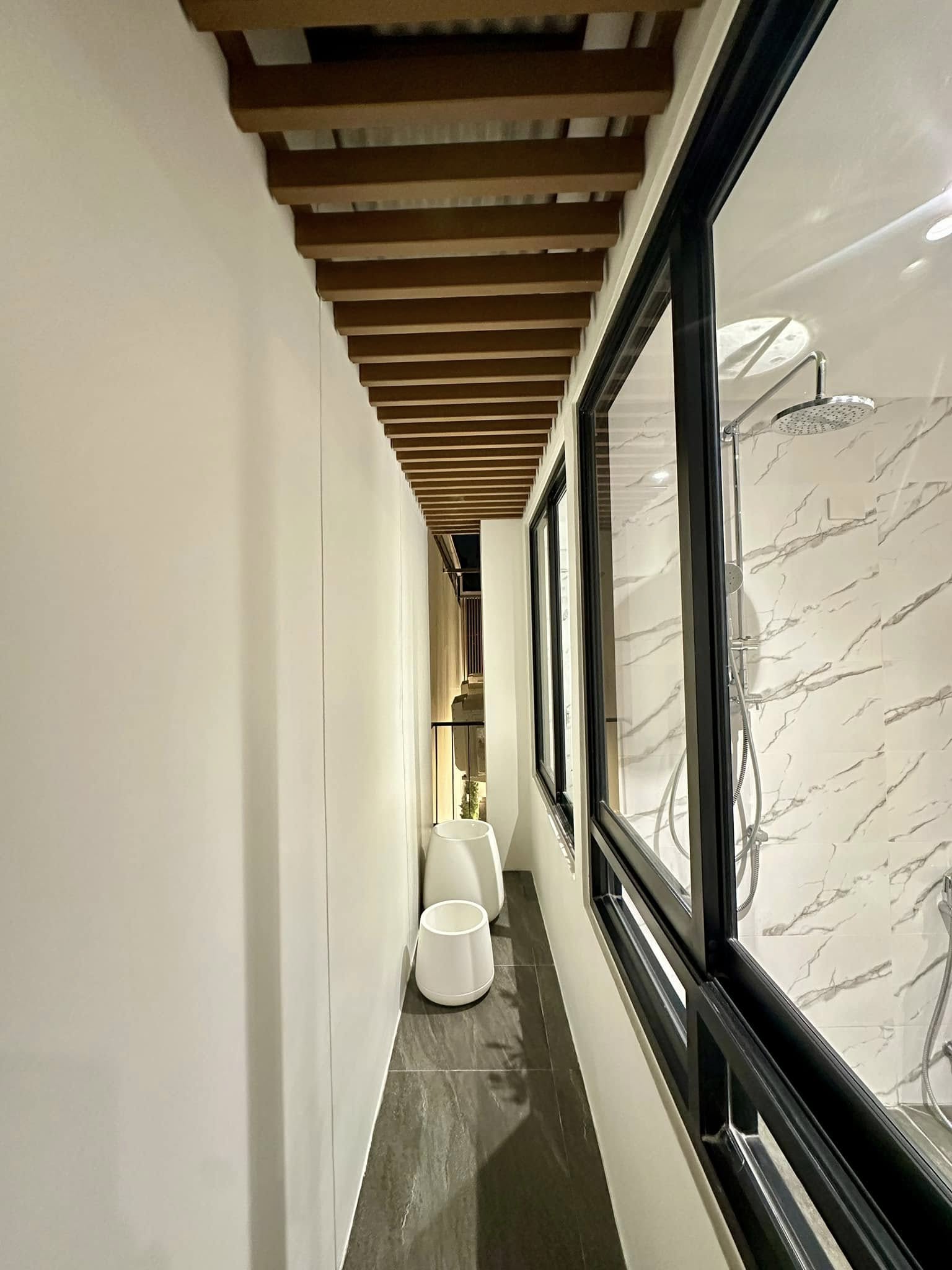 Discover a 3-bedroom townhome for sale in Sukhumvit 71, Bangkok. Features include a master bedroom duplex, double-volume living room. Sale price: 16.59M THB.