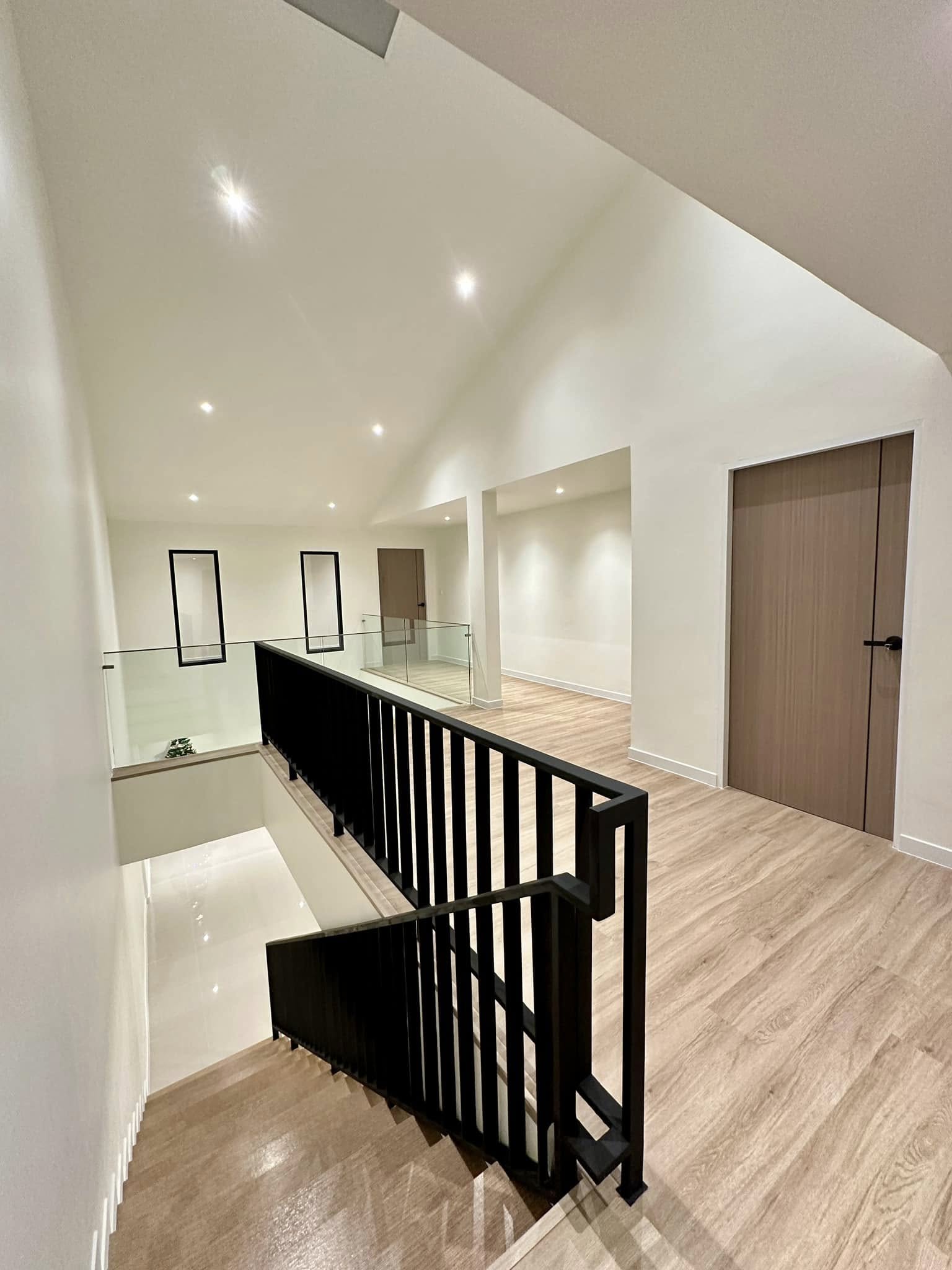 Discover a 3-bedroom townhome for sale in Sukhumvit 71, Bangkok. Features include a master bedroom duplex, double-volume living room. Sale price: 16.59M THB.