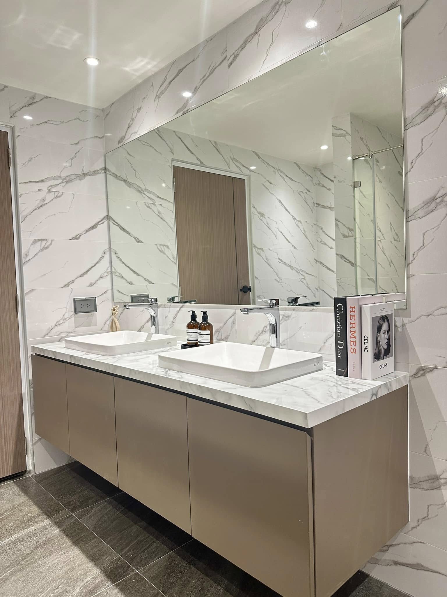 Discover a 3-bedroom townhome for sale in Sukhumvit 71, Bangkok. Features include a master bedroom duplex, double-volume living room. Sale price: 16.59M THB.