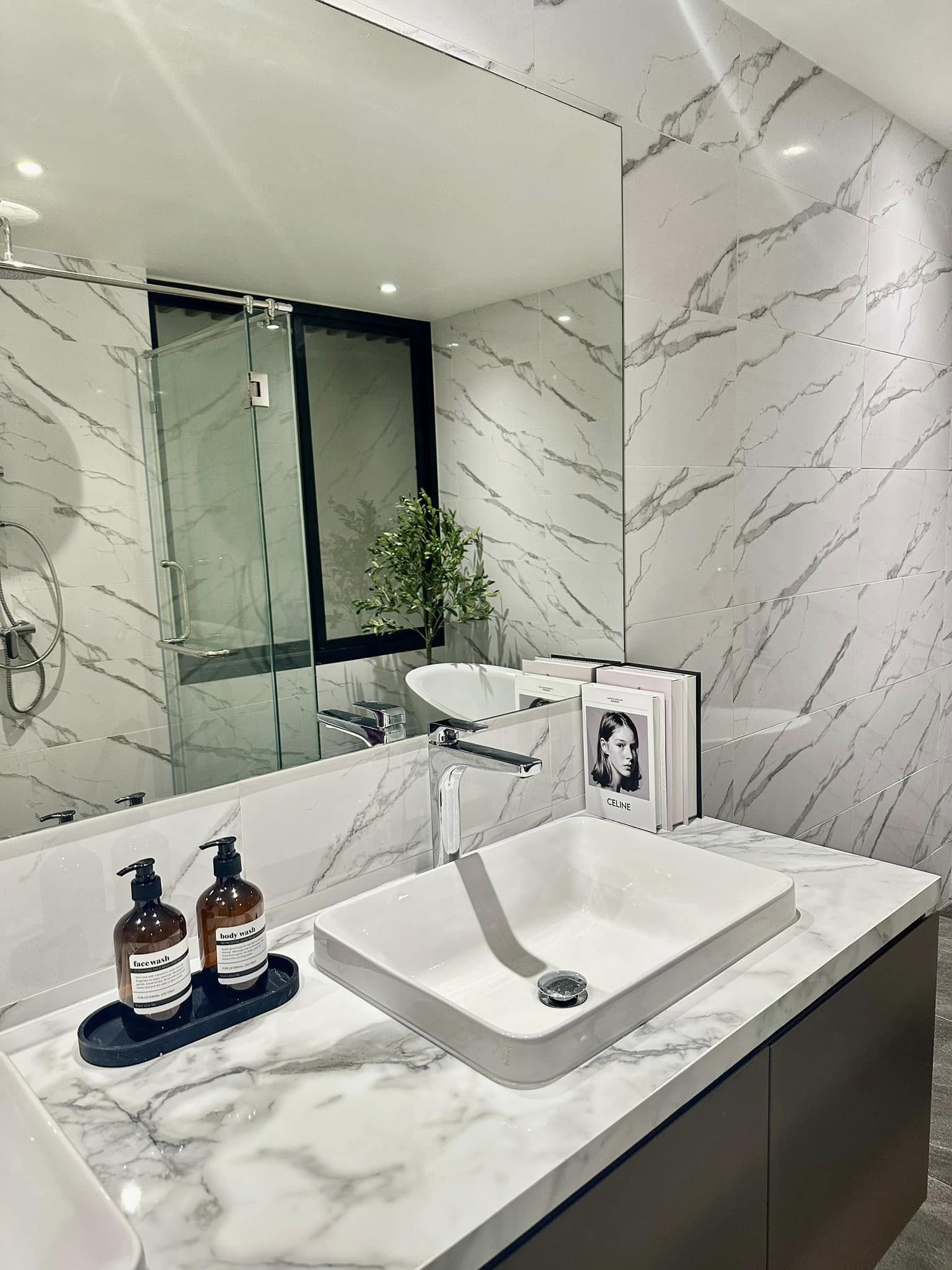 Discover a 3-bedroom townhome for sale in Sukhumvit 71, Bangkok. Features include a master bedroom duplex, double-volume living room. Sale price: 16.59M THB.
