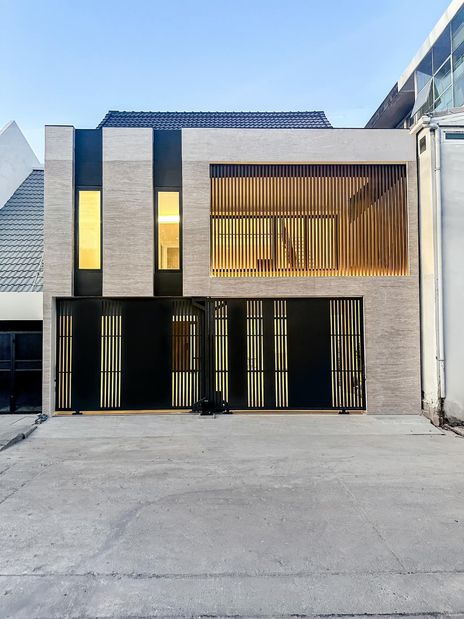 Discover a 3-bedroom townhome for sale in Sukhumvit 71, Bangkok. Features include a master bedroom duplex, double-volume living room. Sale price: 16.59M THB.