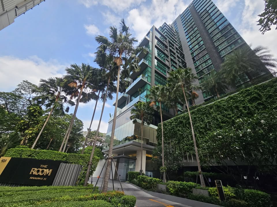 Luxurious 2-bedroom condo for rent at The Room Sukhumvit 21. Spacious 125sqm unit with premium furnishings, near BTS Asoke & Terminal 21. Rent: THB 75,000/month