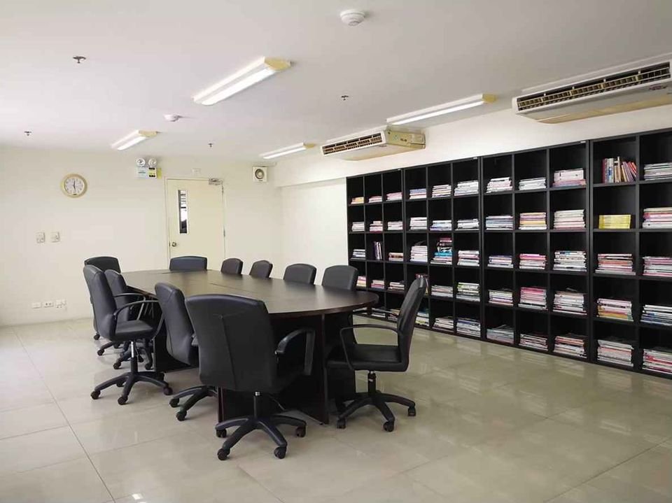 3-BR Condo at CitiSmart Sukhumvit 18, 120 sqm, Penthouse floor, near BTS Asok & MRT Sukhumvit. Rent: 75,000 THB/month. Fully furnished with modern amenities.