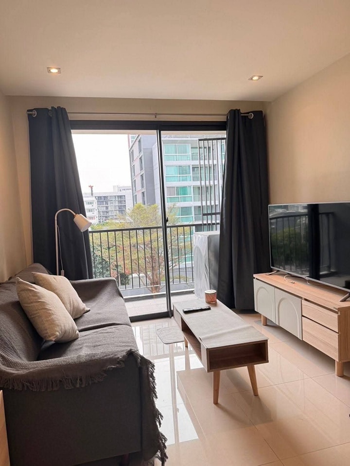 1-Bedroom, 1-Bathroom Condo at Socio Reference 61, 42.62 sqm, Rent ฿20,000/month or Purchase ฿4.6M, Near BTS Ekkamai, Fully Furnished