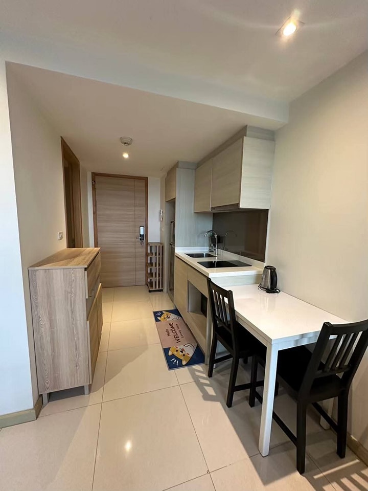 1-Bedroom, 1-Bathroom Condo at Socio Reference 61, 42.62 sqm, Rent ฿20,000/month or Purchase ฿4.6M, Near BTS Ekkamai, Fully Furnished