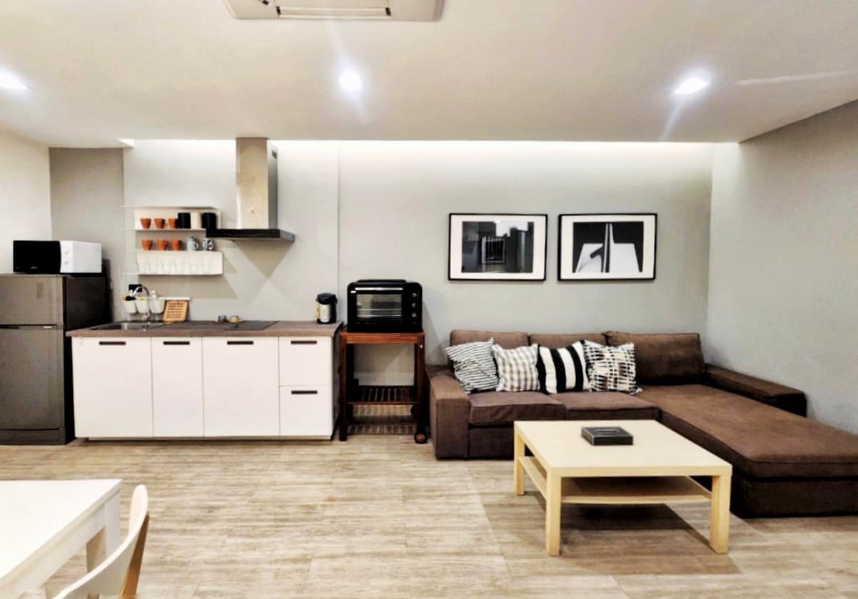 Spacious 2-BR, 1.5-BA condo at Premier Condominium Sukhumvit 24, 90 sqm, rent 55,000 THB/month. Just 500m from BTS Phrom Phong and The EmQuartier.